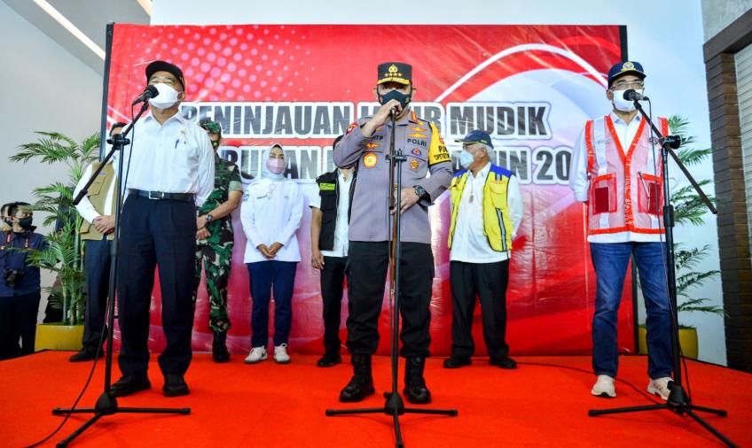 Tinjau Pelabuhan Merak, Kapolri Apresiasi Masyarakat yang Mudik Lebih Awal
