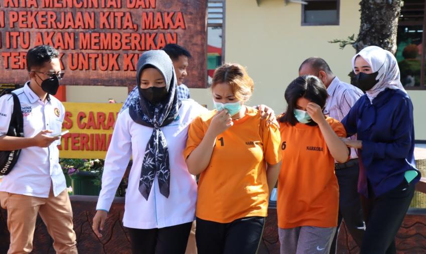 2 Wanita dengan 7 Paket Ganja Ditangkap Polres Rejang Lebong