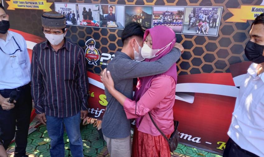 Curi Hp Ibu Kandung Untuk Beli Minuman