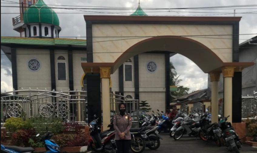 Polwan polres rejang lebong Jaga Masjid Waktu Salat Jumat 