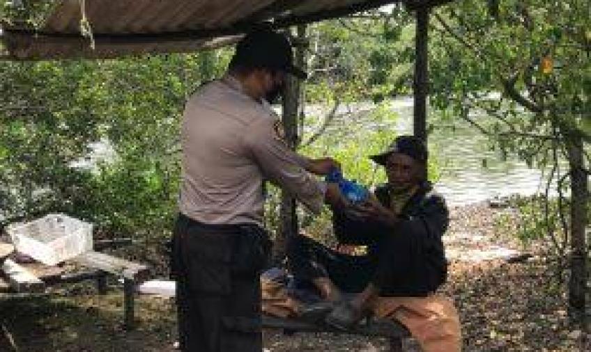 POLDA BENGKULU saat bagikan makanan
