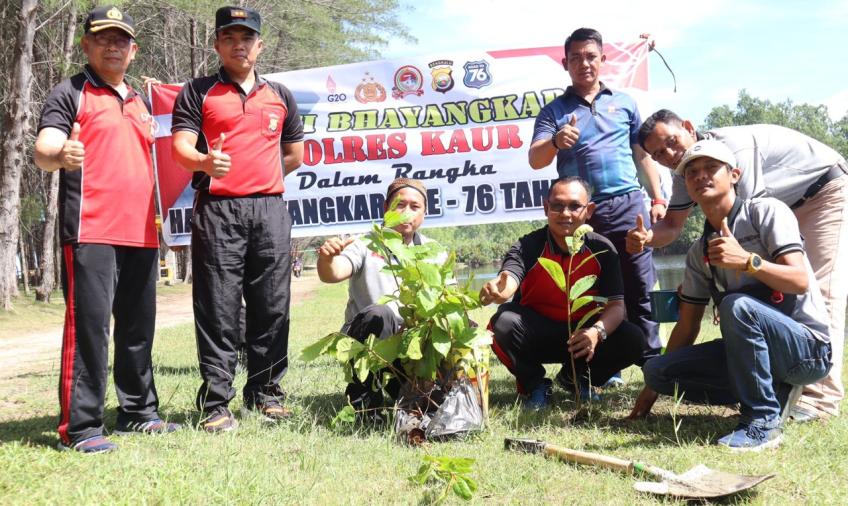  Tanam Pohon Bersama