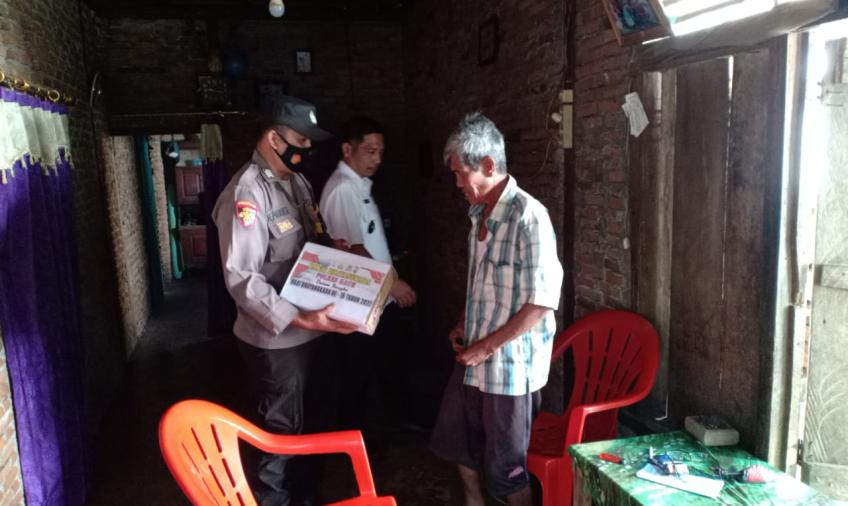 Bhabinkamtibmas Bagikan Bantuan Untuk Warga Kurang Mampu