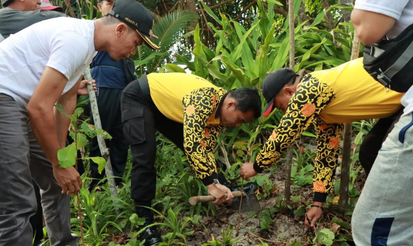  Polres Kaur Gelar Tanam Pohon dan Aksi Bersih Pantai