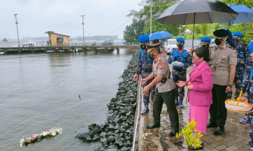  Polda Bengkulu Tabur Bunga di Laut