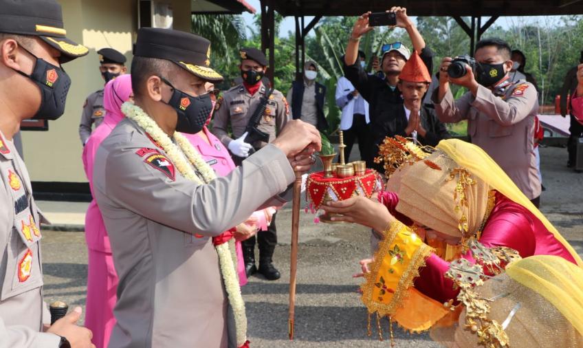 Kapolda Bengkulu saat disambut hanagat oleh tari persembahan