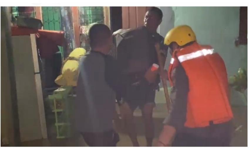 Brimob Berjibaku Evakuasi Korban Banjir di Kelurahan Surabaya dan Bentiring