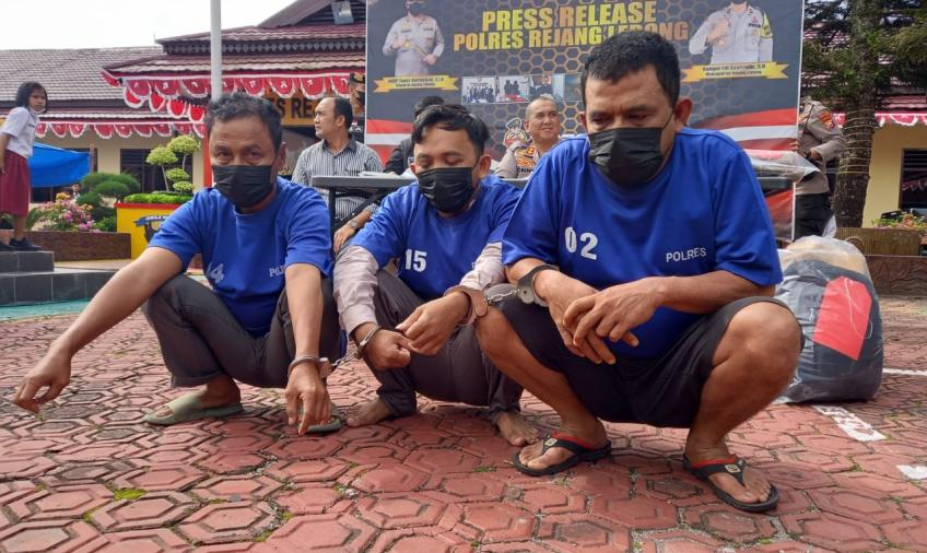 Tiga pria terduga pelaku