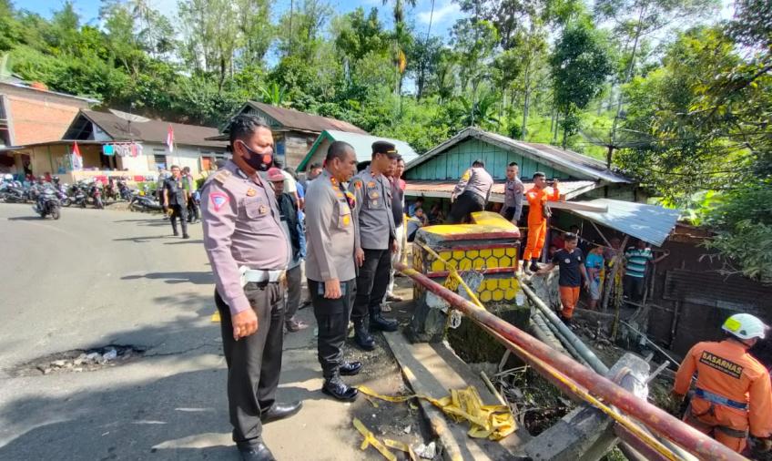 Kapolres RL Siang Malam Pantau Evakuasi Mobil Terjun ke Jurang: Mohon Doanya   Rejang Lebong - Sebuah mobil jenis Fuso BG 8089 XX warna hijau, mengalami kecelakaan tunggal sehingga terjun bebas ke Sungai Air Lang dibawah Jembatan gardu yang merupakan perbatasan Desa Cahaya Negeri Kecamatan Sindang Kelingi Kabupaten Rejang Lebong, dengan Desa Kepala Curup Kecamatan Binduriang Kabupaten Rejang Lebong.   Kecelakaan tunggal tersebut terjadi pada Minggu (14/8/2022) pagi sekira pukul 09.32 WIB.  Dugaan sementara,