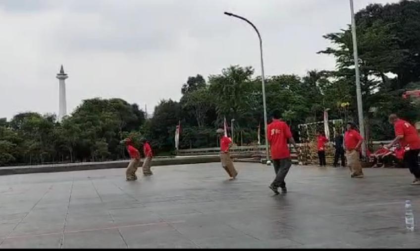 Tim PKUMI Raih Juara 1 Lomba Lari Karung Estafet Masjid Istiqlal  Jakarta-Peringati hari kemerdekaan Badan Pengelola Masjid Istiqlal (BPMI) menggelar berbagai lomba antara staf di internal Istiqlal. Direktur Utama Istiqlal Global Fund (IGF) juga sebagai Ketua Panitia Mulyono Lodji menyatakan perayaan kemerdekaan dirangkaikan berbagai perlombaan. "Ada lomba futsal, lomba tenis meja, lomba tarik tambang, lomba panahan, lomba yel-yel, lomba lari karung dan lain-lain" beber   Misalnya hari ini, selain upacara k