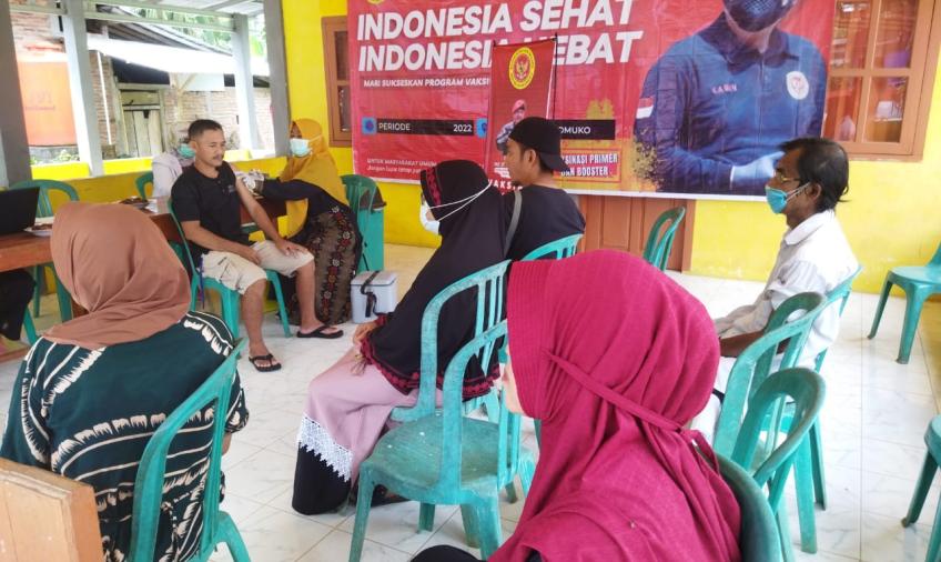 CAPAIAN VAKSINASI BOOSTER MASIH RENDAH, BINDA BENGKULU BERSAMA DINAS KESEHATAN TERUS AKSERELASI VAKSINASI  BENGKULU – Dilansir dari situs resmi Covid19.go.id, disebutkan bahwa vaksinasi Booster secara saintifik dapat mengoptimalkan pencegahan penularan virus Covid-19, pencegahan komplikasi gejala hingga kematian. Di sisi lain, vaksinasi Booster juga penting dalam upaya perlawanan terhadap mutasi virus Covid-19 yang terus bermunculan. Sementara itu, capaian vaksinasi Booster di Indonesia masih rendah yaitu b