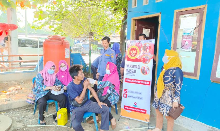 MAKSIMALKAN CAPAIAN VAKSINASI, BINDA BENGKULU GENCARKAN VAKSINASI DOOR TO DOOR