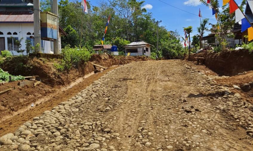 Pekerjaan Jalan TMMD Ke 114 Kodim 0423/BU di Desa Suka Mulya Memasuki Tahap Finishing