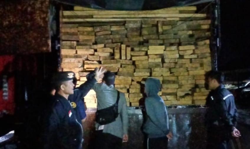 Polres BS Amankan 1 Fuso Bermuatan Kayu Diduga Ilegal