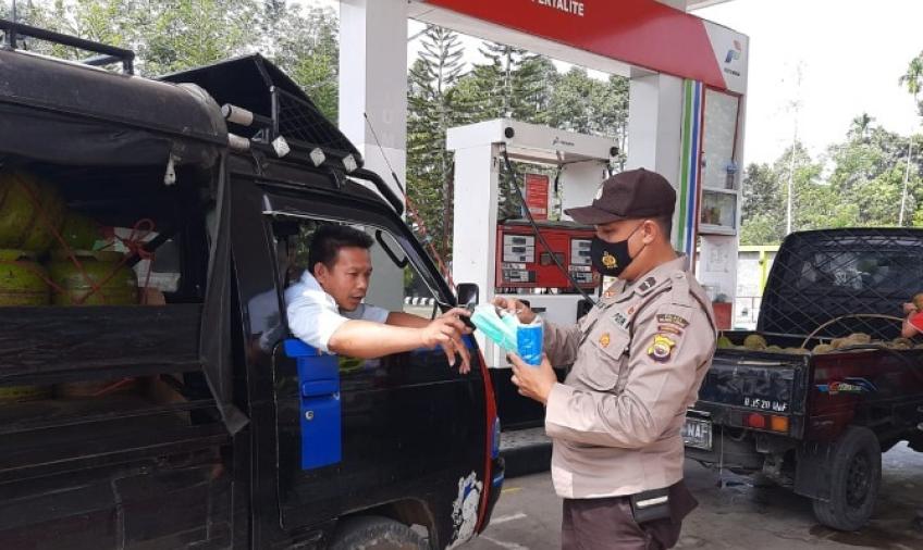 Bhabinkamtibmas Polsek Padang Ulak Tanding Bagikan Maske