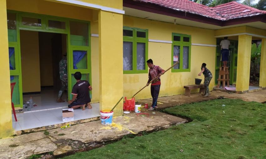 Bersama Masyarakat Anggota Satgas TMMD BU Mengecat Puskesmas Pembantu
