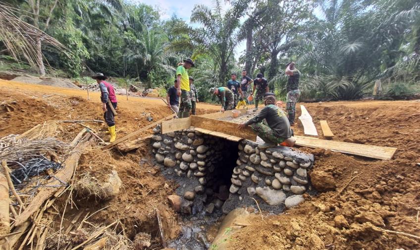 Satgas TMMD ke-114 Kodim 0423/BU Mengaduk Semen Untuk Pengecoran Gorong-Gorong