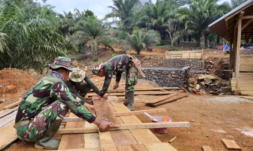 Sinergitas Satgas TMMD 114 dan Masyarakat dalam Pembuatan Mall untuk Jembatan