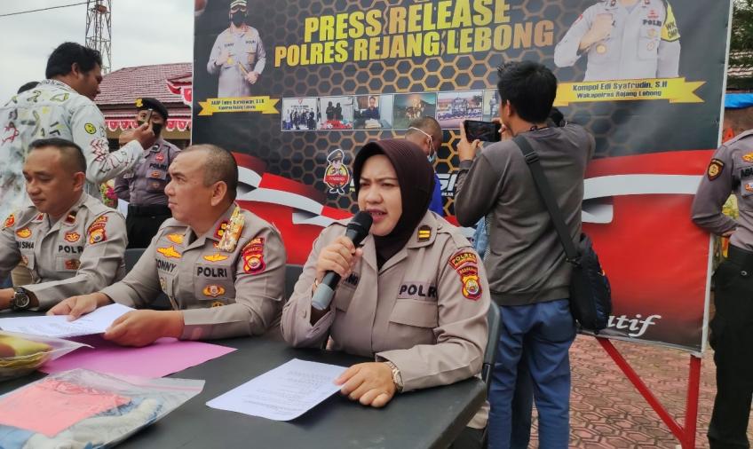 https://katasandi.id/polres-rl-tangkap-ayah-kandung-setubuhi-anaknya-sejak-2019/