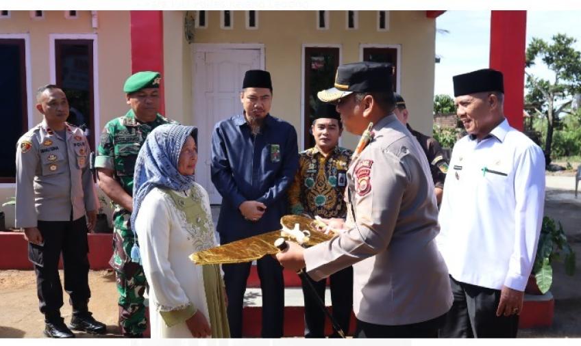 Warga Saat Mendapatkan Bantuan Dari Kapolres Rejang Lebong, AKBP Tonny Kurniawan.