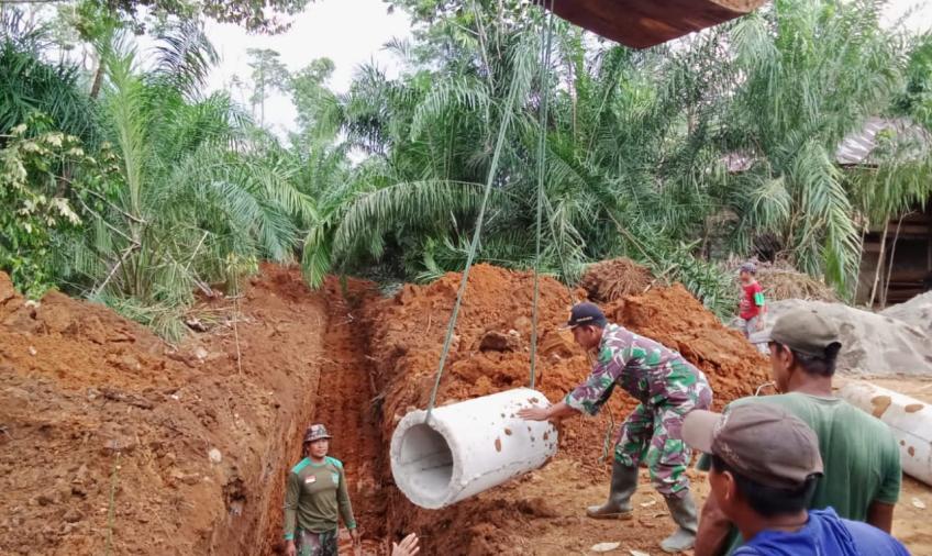 Anggota Satgas bersama Masyarakat saat Pasang Gorong-gorong