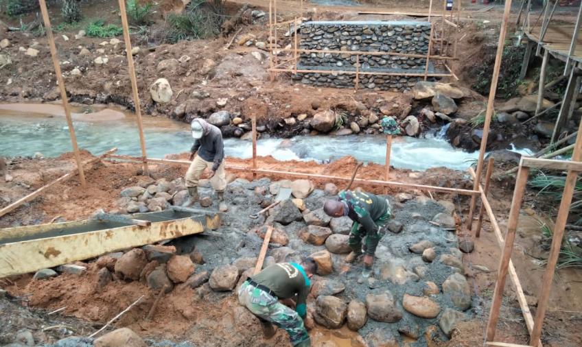 Satgas TMMD ke 114 Kodim 0423/BU Bersinergi Bersama Warga Pasang Pondasi Jembatan
