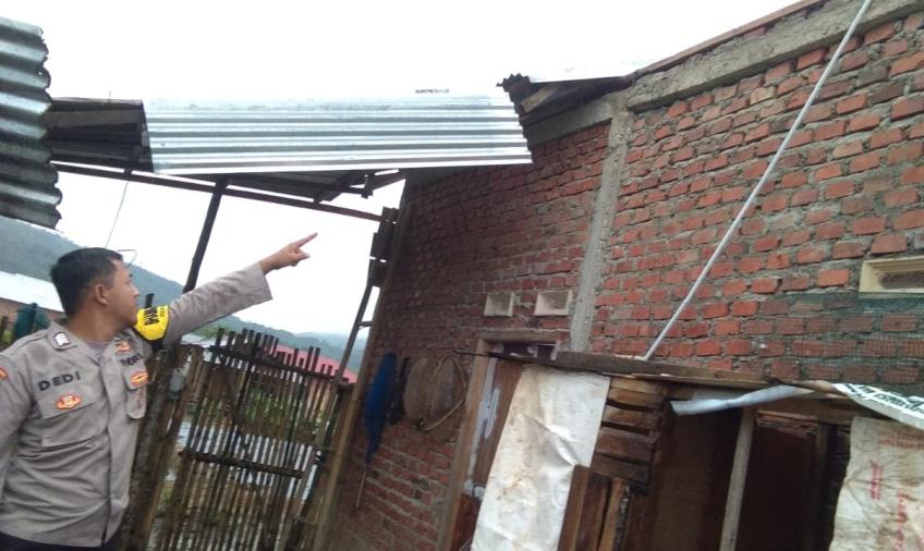 Bhabinkamtibmas Polres Lebong Sambangi Warga Terkena Dampak Puting Beliung