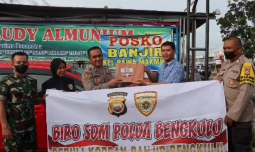 Biro SDM Polda Bengkulu melakukan kegiatan bakti sosial pembagian sembako dan keperluan pokok lainnya kepada warga terdampak banjir