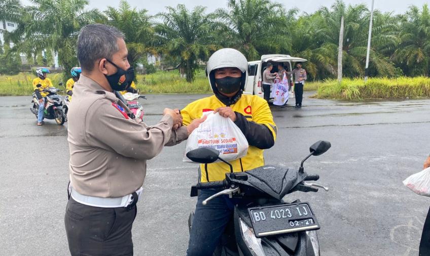 Dit Lantas Polda Bengkulu Bagikan 250 Paket Sembako Kepada Driver Ojol