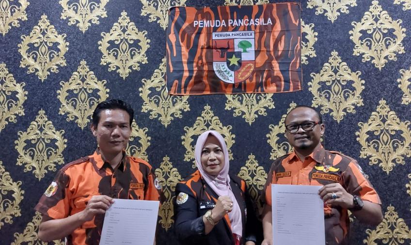 Dua bacalon ketua mengambil formulir pendaftaran