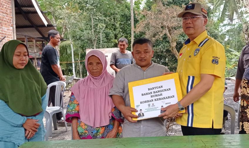 Gubernur Rohidin Serahkan Bantuan
