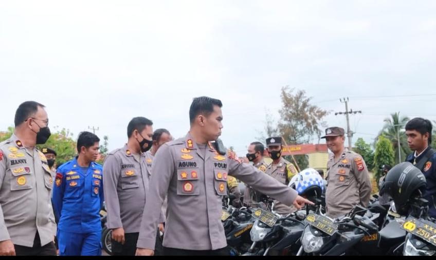 Kapolres Kaur Polda Bengkulu AKBP Dwi Agung Setyono S.IK MH, saat memimpin pemeriksaan terhadap kendaraan dinas
