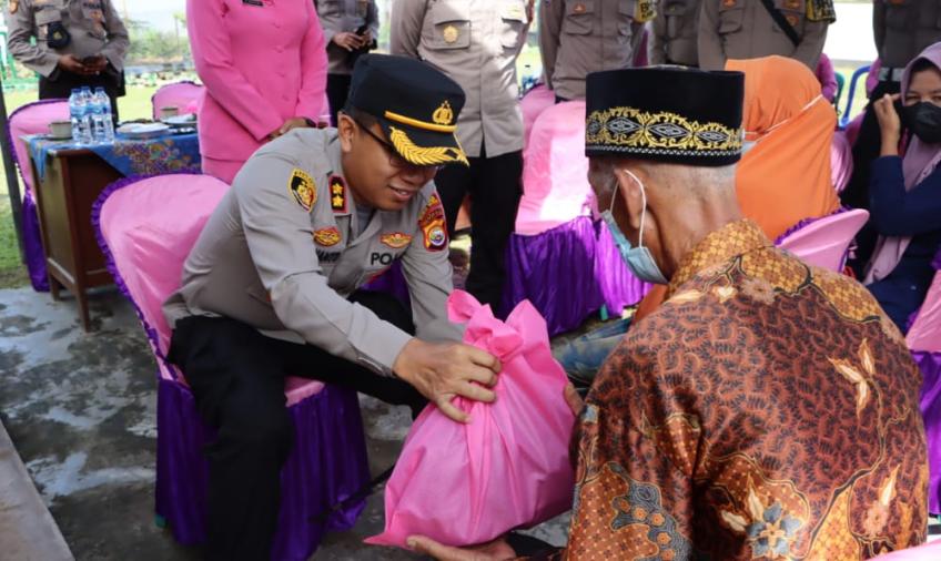 Kapolres Mukomuko Polda Bengkulu AKBP Nuswanto SH S.IK MH Kunjungi Polsek Teramang Jaya dan Bagikan Bantuan