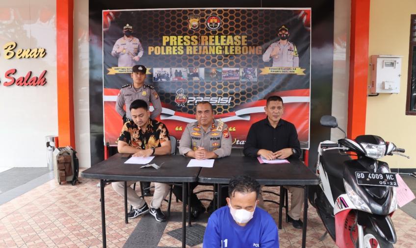 Kapolres saat menyampaikan rilis kepada wartawan