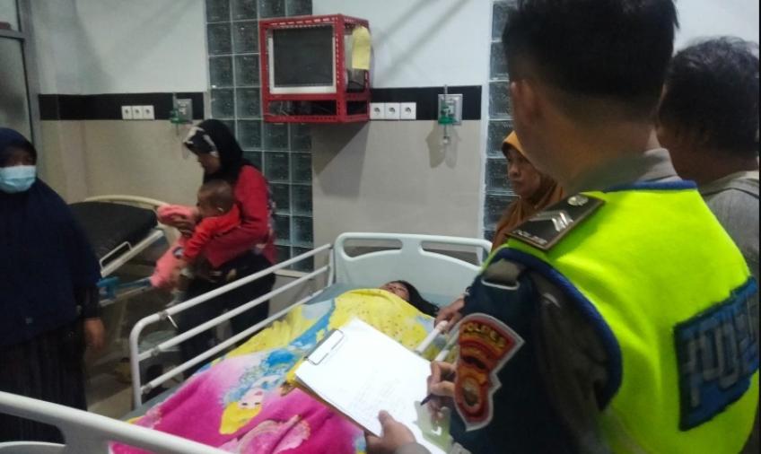 Korban lakalantas mendapat perawatan medis