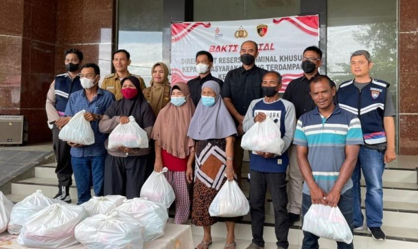 Pembagian bantuan sosial