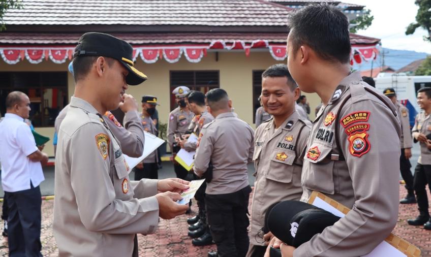Pengecekan Senpi personel Polres RL