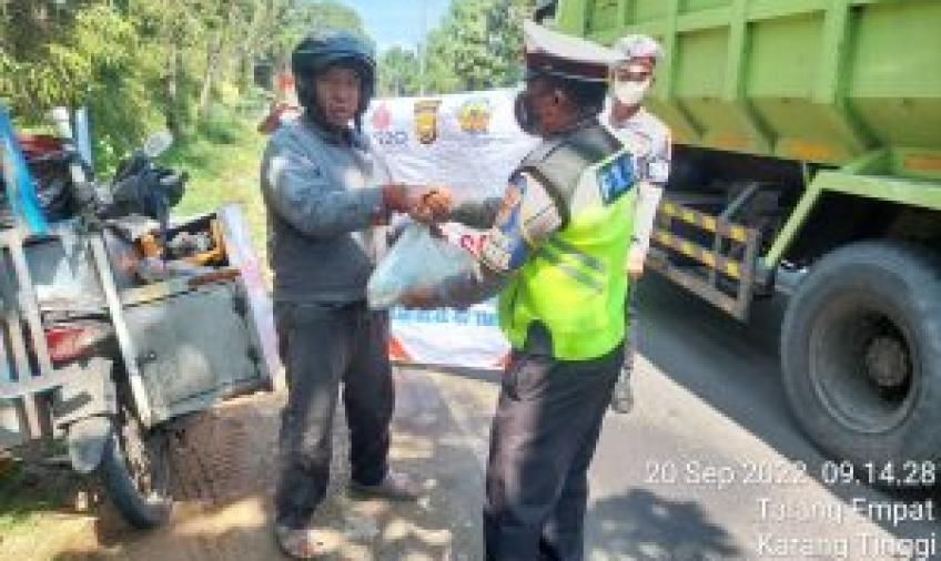 Polres Benteng Bagikan Sembako Kepada Warga Kurang Mampu
