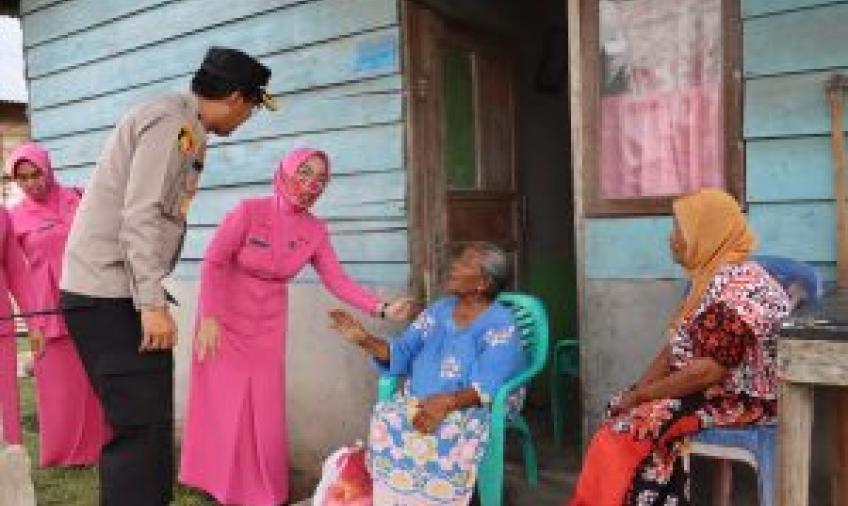 Polres MM Bersama Bhayangkari Salurkan 120 Paket Sembako