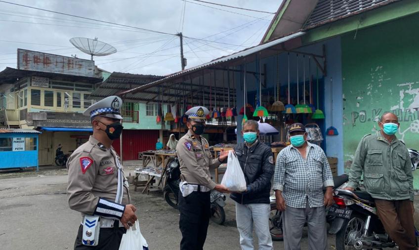 Polres RL Bagikan 100 Paket Sembako ke Warga Terdampak Penyesuaian Harga BBM