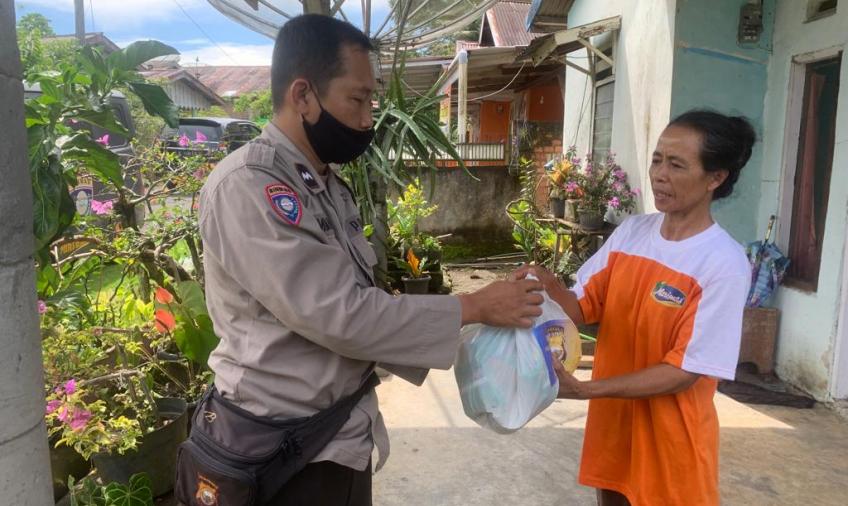 Polres Rejang Lebong Bagikan 100 Paket Sembako Kepada Buruh dan Petani 