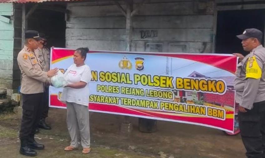 Polres Rejang Lebong Saat Membagikan 100 Paket Sembako