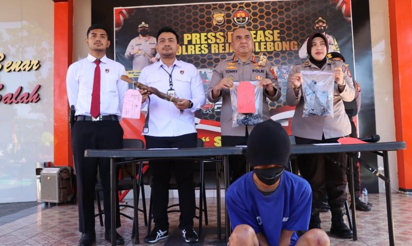 Polres Rejang Lebong saat merilis kasus penganiayaan
