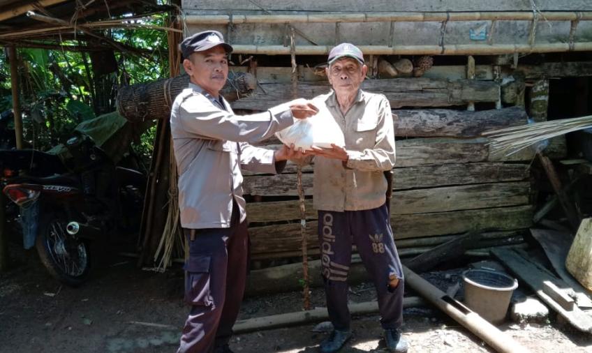 Polsek Kotapadang Saat Memberikan 100 Paket Sembako
