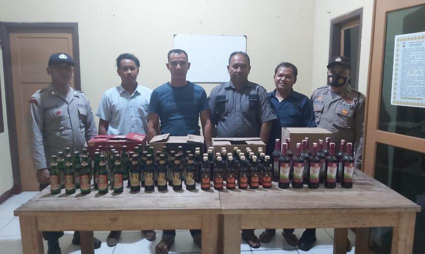 Polsek PUT mengamankan puluhan botol Miras