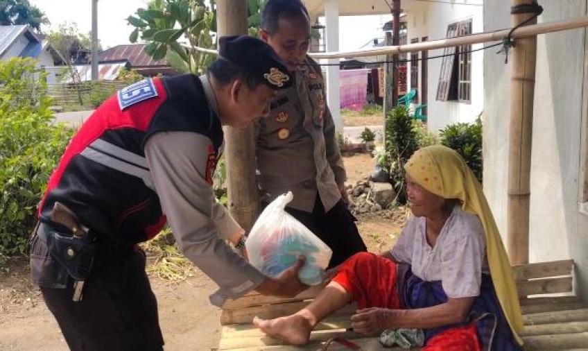 Polsek menyalurkan sembako