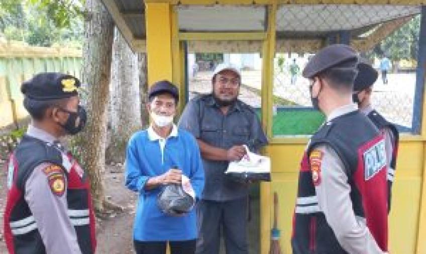 Sat Samapta Polres Mukomuko Berbagi Sembako kepada masayarakat terdampak kenaikan BBM