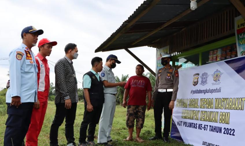 Satlantas Polres Mukomuko Bagikan 600 Liter BBM Pertalite Kepada Masyarakat