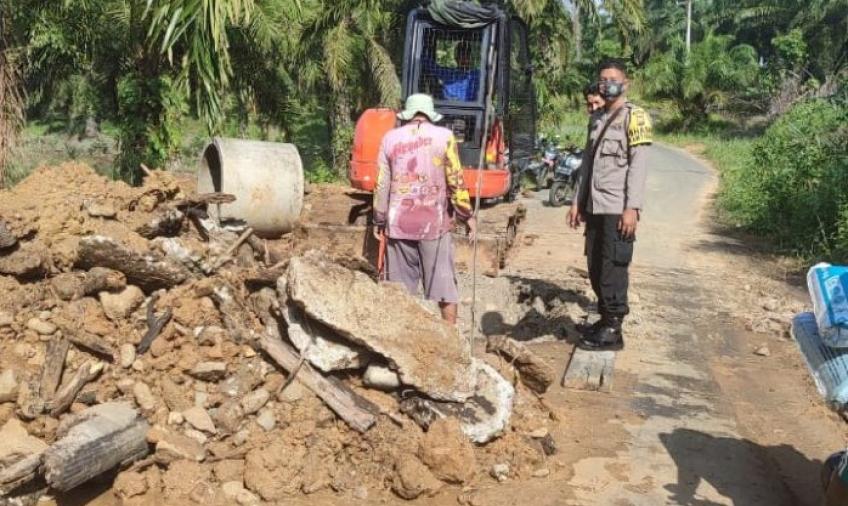 jalan desa Pondok Makmur menuju Desa Majunto Jaya amblas