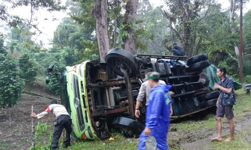 truk terbalik